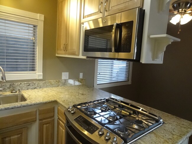 Building Photo - 653 7th St