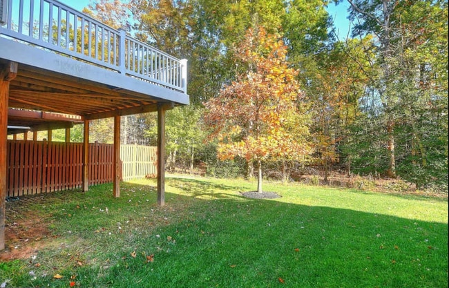 Building Photo - Beautiful End-Unit Townhome in Tanyard Spr...