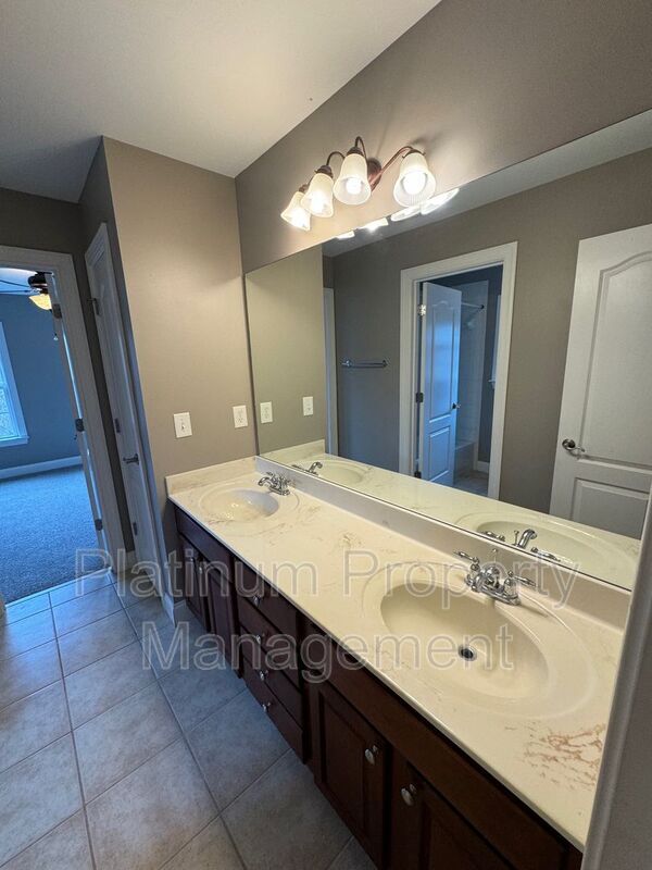 Building Photo - 917 Wallace Falls Dr