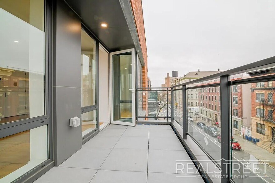 Building Photo - Light-Filled Corner 1BR with Private Outdoor Space & In-Unit Washer/Dryer
