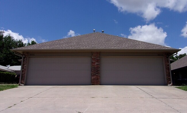 Building Photo - 2 BED 2 BATH 2 CAR GARAGE DUPLEX NW OKC