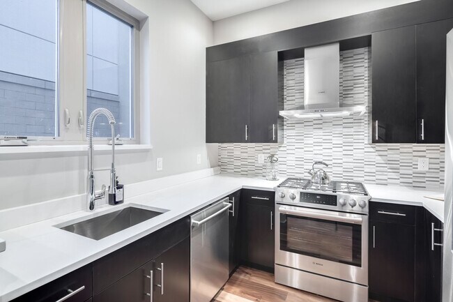 Building Photo - Northern Liberties Townhome with Parking