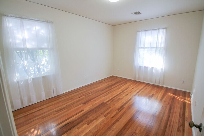 Building Photo - Remodeled 3-Bed Charmer Steps from Ventura Blvd