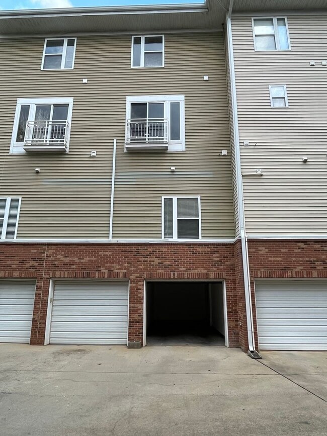 Building Photo - Great 2 Bed Condo in NODA with 1 Car Garage