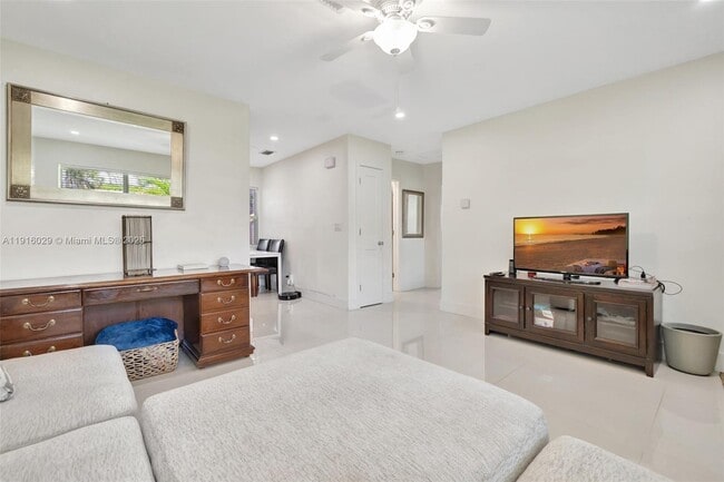 Building Photo - 1504 SW 6th Ave