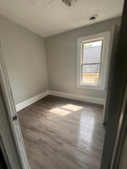 Primary Photo - 3465 W 54th St