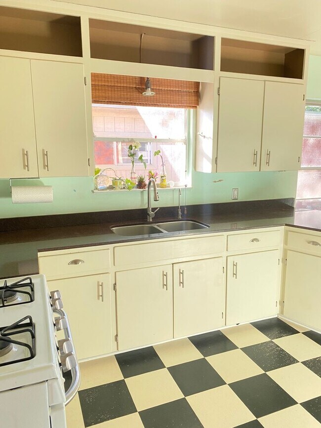 Building Photo - Charming South Austin Classic
