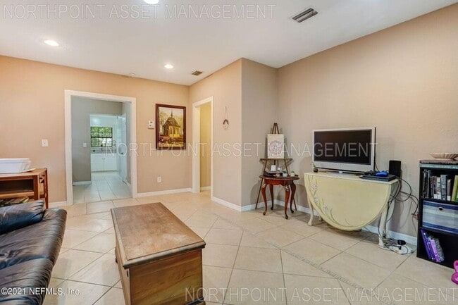 Building Photo - Cute 2BR 1BA Home w/ Stainless Kitchen • Fenced Yard in Jacksonville