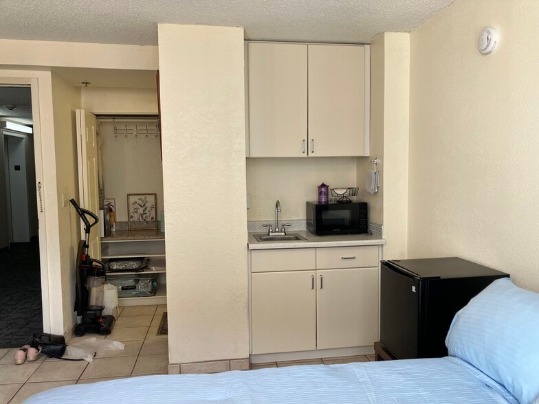 Kitchenette microwave and Hot Plate - 1920 Ala Moana Blvd