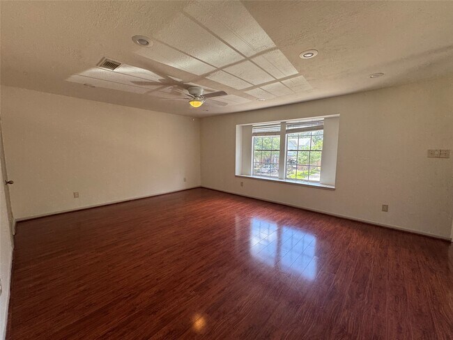 Building Photo - 6810 Creek Village Dr