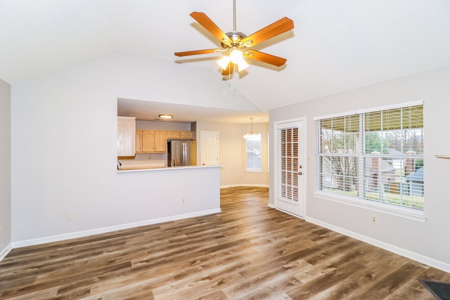 Building Photo - 2204 Stone Stream Dr