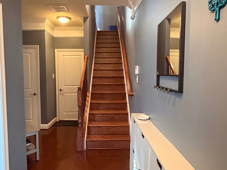 Building Photo - 81 Linden Pl