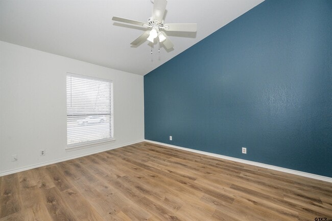 Building Photo - 5819 Hollytree Dr