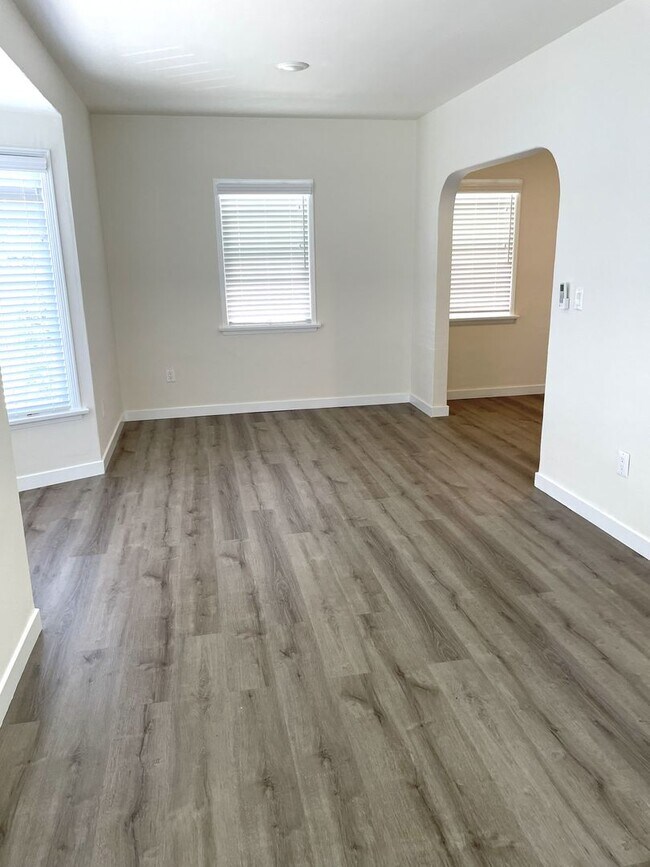 Building Photo - 208-208 W Mariposa Ave