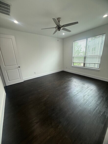 Building Photo - 3008 Zenia Dr