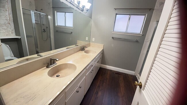 Building Photo - Beautiful Home with Golf course Views