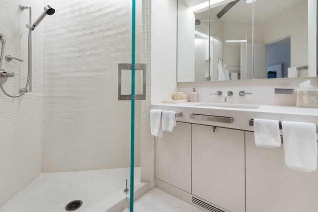 Building Photo - 821 Cluny Rd