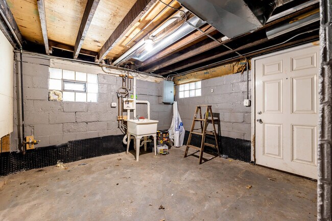 Building Photo - 554 Douglas Ave