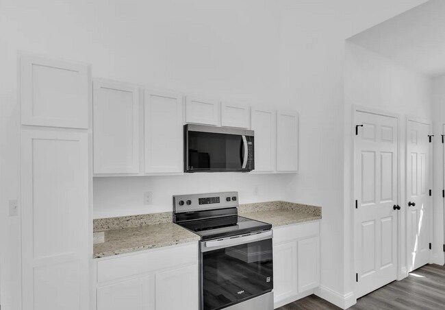 Building Photo - CONVENIENCE!!!!