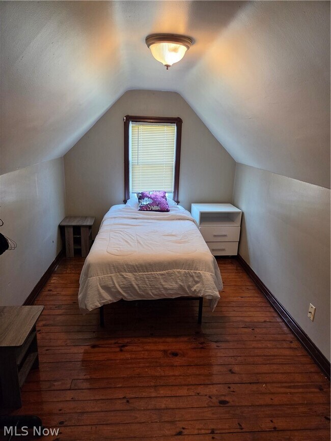 Building Photo - 1275 S Green Rd