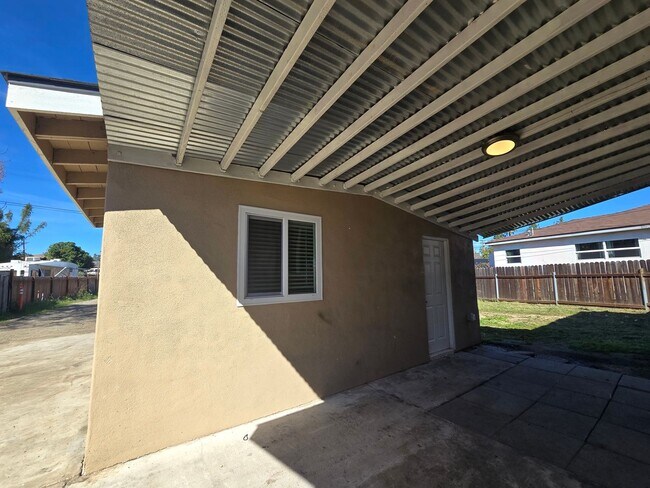 Building Photo - 3 Bed Home + Studio with Large Yard & Ample Parking Near Downtown Vista