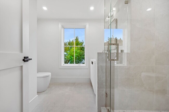 Building Photo - 191 Field Point Rd