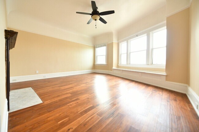 Building Photo - 1p716 - 3055-3061 Adeline Street