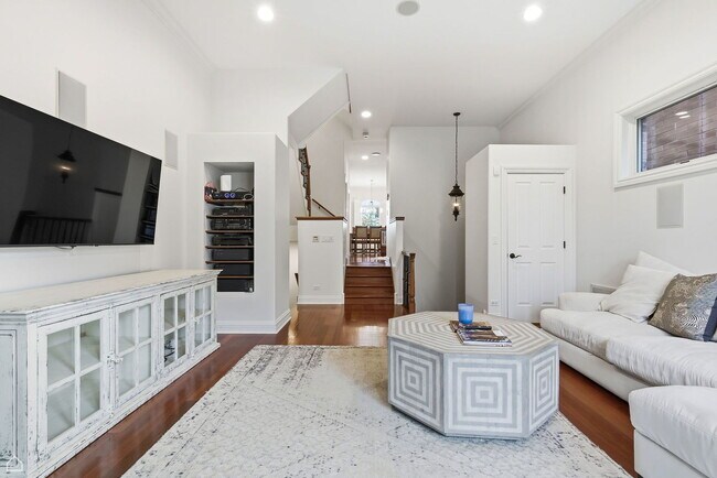 Building Photo - 952 N Racine Ave