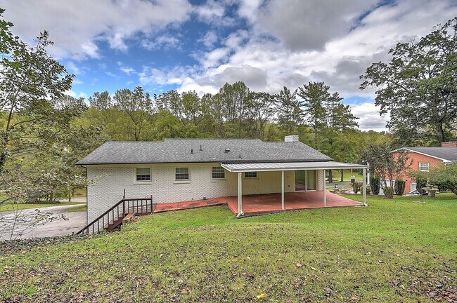 Building Photo - Beautiful split foyer home in Colonial Hei...
