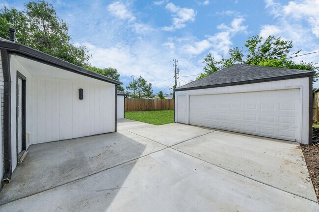 Building Photo - 6249 Locke Ln