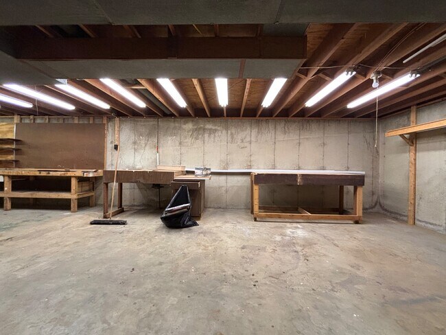 Building Photo - 1951 Elmwood Dr E