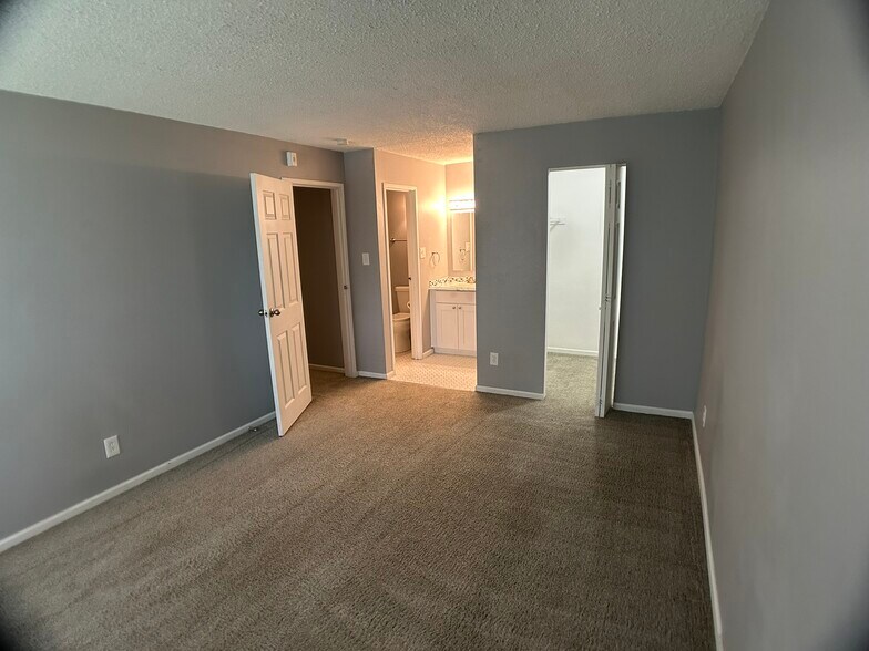 Building Photo - 1400 Golden Cir