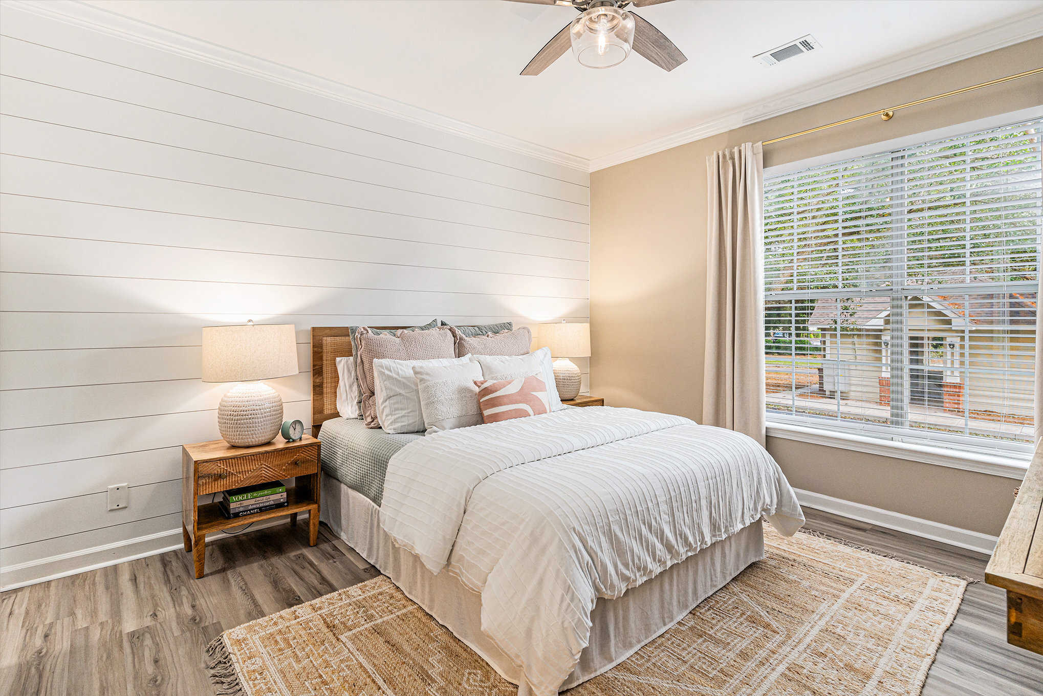 Bedroom 2 with queen bed, Smart TV, and ensuite bathroom - 1600 Long Grove Dr