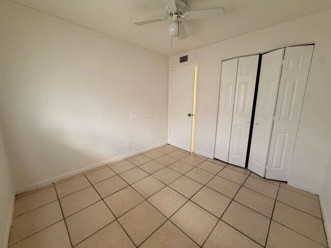 Building Photo - Large 2-1 apartment with central air