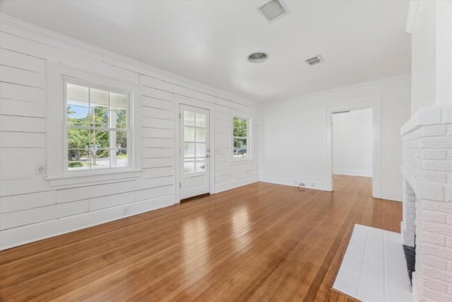 Building Photo - 3300 Harris Park Ave