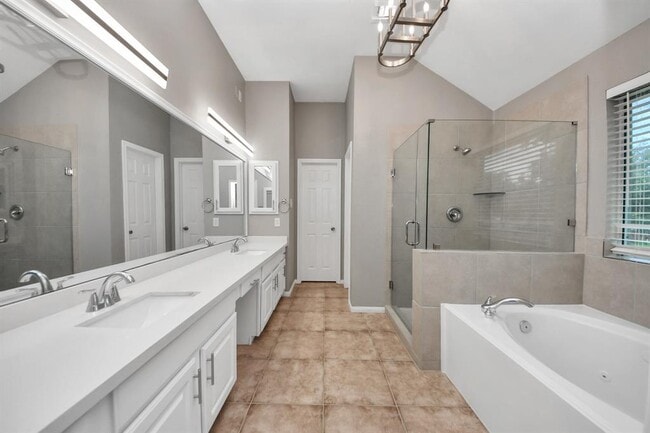Building Photo - 1302 Raintree Cir