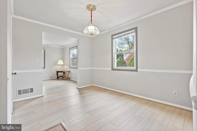 Building Photo - Picture-Perfect 2 Bedroom Home!