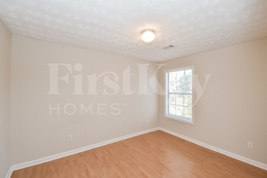 Building Photo - 5205 Alexander St