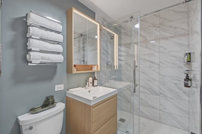 Building Photo - 2626 N Lakeview Ave