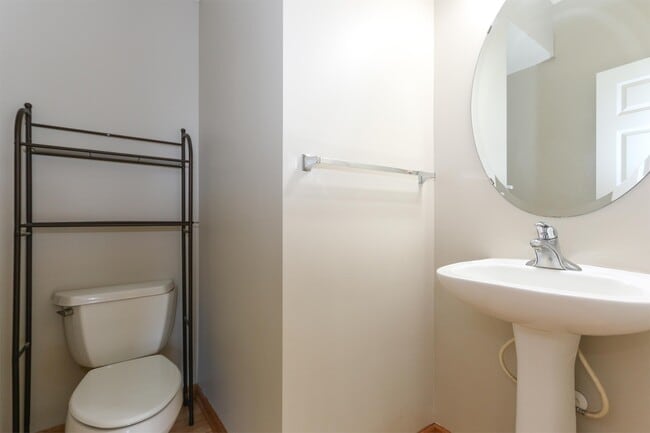 Building Photo - 8033 Stratford Cir S