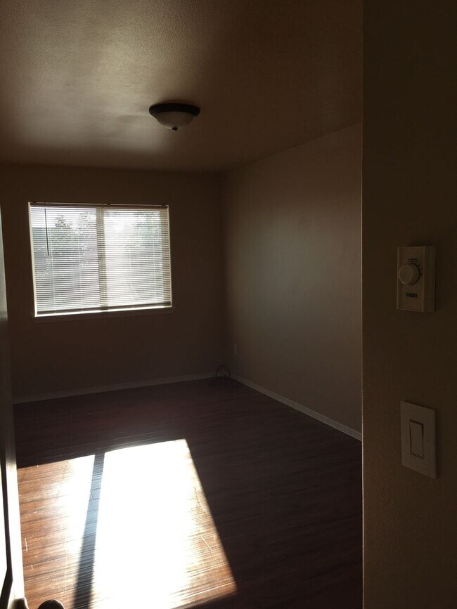 Building Photo - 3 Bedroom Duplex in SW Redmond