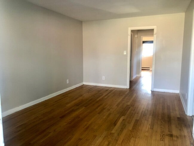 Building Photo - Awesome 2BR/1Bathroom Apartment in popular LAKEWOOD near Duke University!