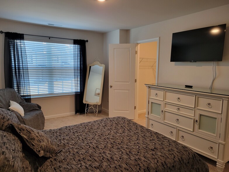 Master bedroom with 44 inch Smart TV, large walkin closet - 3010 Alibird Cir