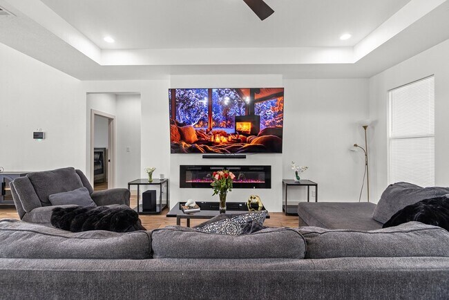 Building Photo - 12370 W University Blvd