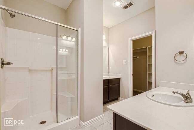 Building Photo - 1313 Lakecrest Ln