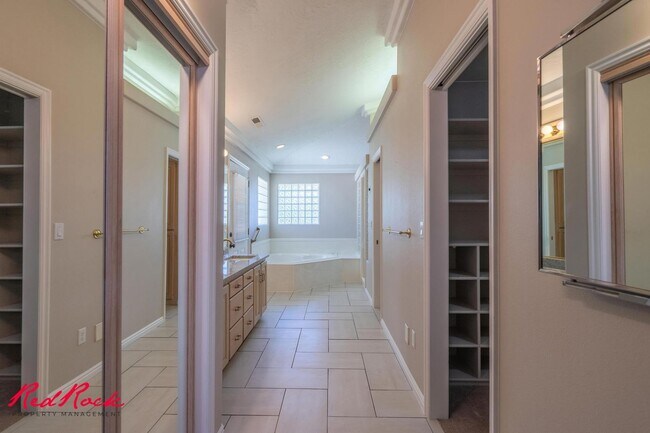 Building Photo - Spacious 6 Bedroom Home with a Balcony!