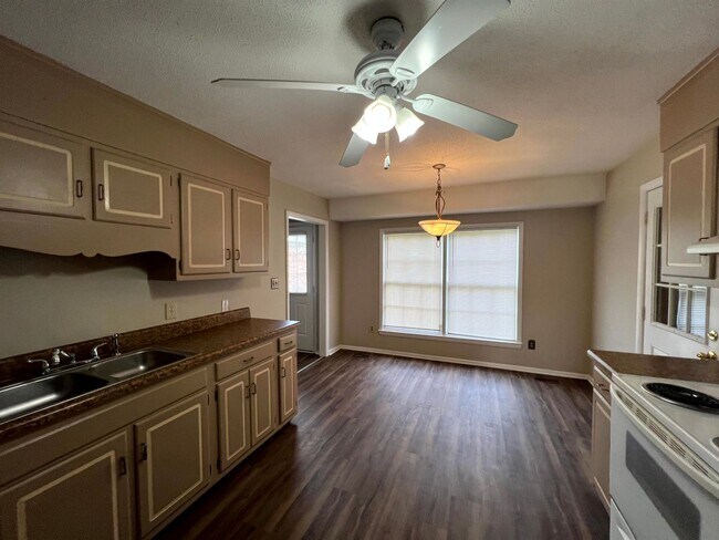 Building Photo - 109 Deerfield Dr