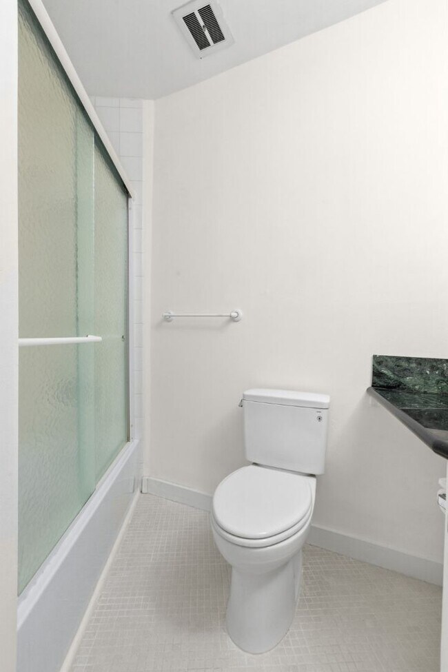 Building Photo - 1Bd/1Ba Edmonds Condo
