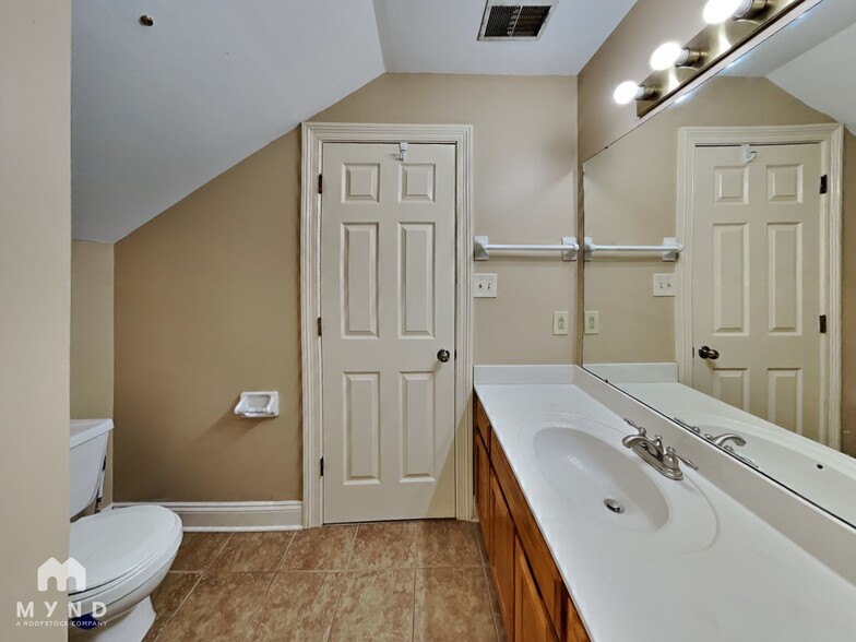 Building Photo - 2634 Bay Pointe Cir W