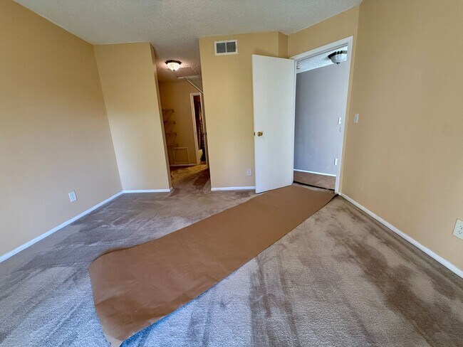 Building Photo - Belleair Village Condo 1/1 Open floor plan